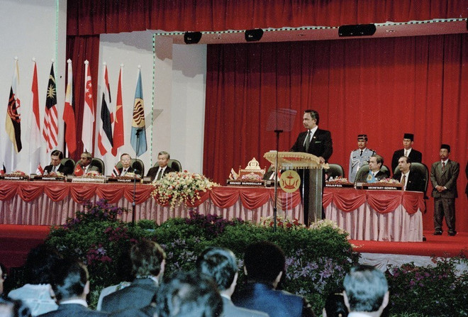 Quốc vương Brunei Hassanal Bolkiah phát biểu về việc Việt Nam chính thức gia nhập ASEAN trước khi khai mạc Hội nghị Bộ trưởng Ngoại giao các nước ASEAN lần thứ 28, sáng 29/7/1995. (Ảnh: Trần Sơn/TTXVN) Chung tay vì một Cộng đồng ASEAN gắn kết và thích ứng ảnh 1