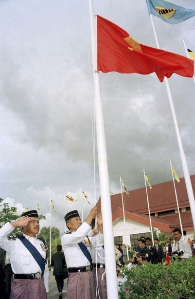 Lễ kéo cờ Việt Nam tại Trung tâm hội nghị Quốc tế ở Thủ đô Bandar Seri Begawan (Brunei). (Ảnh: Trần Sơn/TTXVN) Chung tay vì một Cộng đồng ASEAN gắn kết và thích ứng ảnh 2