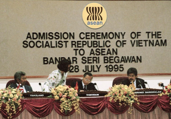 Bộ trưởng Ngoại giao Nguyễn Mạnh Cầm ký vào Tuyên bố kết nạp Việt Nam trở thành thành viên chính thức của ASEAN, sáng 29/7/1995. (Ảnh: Trần Sơn/TTXVN) Chung tay vì một Cộng đồng ASEAN gắn kết và thích ứng ảnh 3