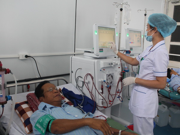 Bệnh viện đa khoa thành phố Hòa Bình tiếp nhận 12 máy chạy thận ảnh 1