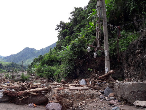 Sơn La khắc phục hệ thống điện tại vùng lũ Mường La ảnh 1