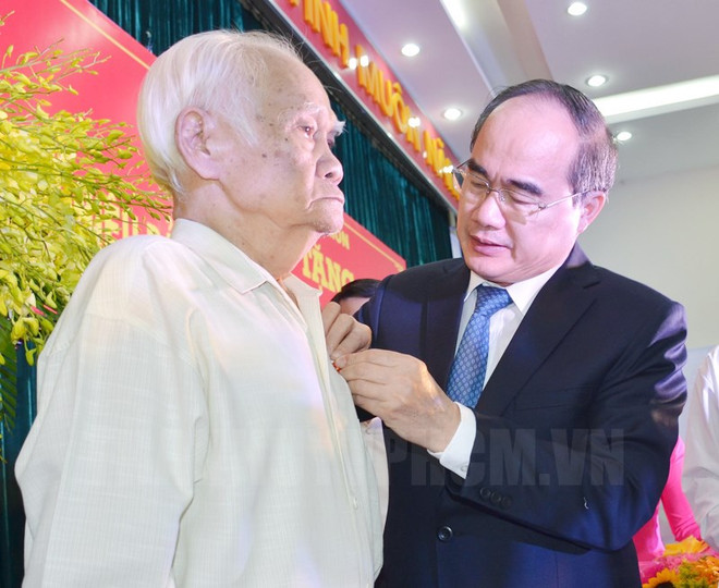 Bí thư Thành ủy TP.HCM Nguyễn Thiện Nhân trao Huy hiệu đảng cho đảng viên trong một đợt trao Huy hiệu Đảng tại Đảng bộ huyện Hóc Môn. (Nguồn: thanhuytphcm.vn) TP.HCM: Trao huy hiệu Đảng cho 2.420 đảng viên nhân dịp sinh nhật Bác ảnh 1