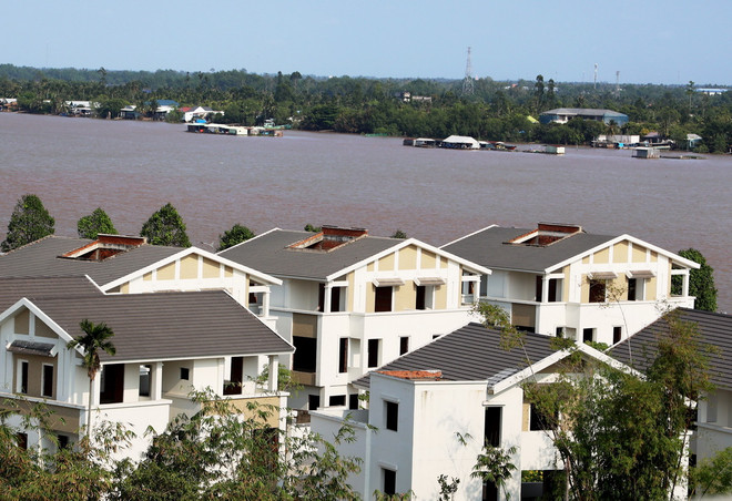 Khu biệt thự bên sông Tiền, thành phố Mỹ Tho, tỉnh Tiền Giang. (Ảnh: Hồng Đạt/TTXVN) bat dong san Tay Nam Bo.jpg