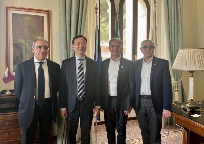 Đại sứ Việt Nam tại Italy Dương Hải Hưng chụp ảnh cùng ông Settimo Nizzi, Thị trưởng Thành phố Olbia (người thứ 2 từ phải sang). (Ảnh: TTXVN phát) vung_sardinia_mong_muon_tang_cuong_hop_tac_voi_viet_nam_5.jpg