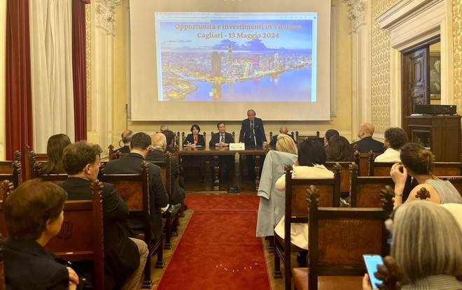 Đại sứ Việt Nam tại Italy Dương Hải Hưng tham gia sự kiện giới thiệu Việt Nam do Phòng Thương mại và các hiệp hội doanh nghiệp Cagliari tổ chức. (Ảnh: TTXVN phát) vung_sardinia_mong_muon_tang_cuong_hop_tac_voi_viet_nam_2.jpg