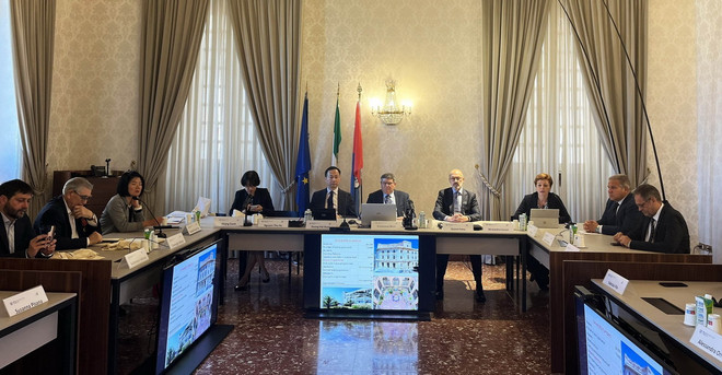 Đại sứ Việt Nam tại Italy Dương Hải Hưng làm việc với lãnh đạo trường Đại học Cagliari. (Ảnh: TTXVN phát) vung_sardinia_mong_muon_tang_cuong_hop_tac_voi_viet_nam_4.jpg