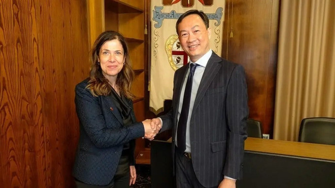 Đại sứ Việt Nam tại Italy Dương Hải Hưng và bà Alessandra Todde, Chủ tịch Vùng Sardinia. (Ảnh: TTXVN phát) vung_sardinia_mong_muon_tang_cuong_hop_tac_voi_viet_nam_3.jpg