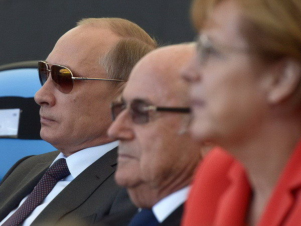 Thủ tướng Đức và Tổng thống Nga đã mật ước "đổi gas lấy đất"? ảnh 1