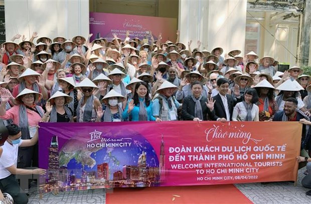 Chương trình chào đón đoàn khách du lịch quốc tế đến từ Mỹ. (Ảnh: Mỹ Phương/TTXVN) Vượt "bão COVID-19": Nỗ lực bảo đảm an sinh, thúc đẩy tăng trưởng ảnh 2