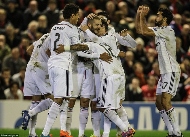 Benzema đã lập cú đúp giúp Real giành chiến thắng. (Nguồn: DM) Kết quả: Real đè bẹp Liverpool, Arsenal ngược dòng kịch tính ảnh 1