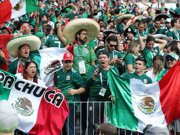 Mexico bị phạt vì cổ động viên xúc phạm thủ môn Manuel Neuer ảnh 1