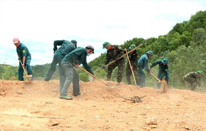 Các cán bộ, chiến sỹ hỗ trợ Tổng công ty Truyền tải điện Quốc gia hoàn thành công trình đúng tiến độ. (Ảnh: Văn Tý/TTXVN) ttxvn_500kv mach 3 (2).jpg