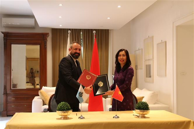 Thứ trưởng Lê Thị Thu Hằng và Bộ trưởng Lucca Beccari trao đổi Bản ghi nhớ. (Ảnh: Thanh Hải-Trường Dụy/TTXVN) Tạo động lực thúc đẩy quan hệ hữu nghị Việt Nam-San Marino ảnh 1