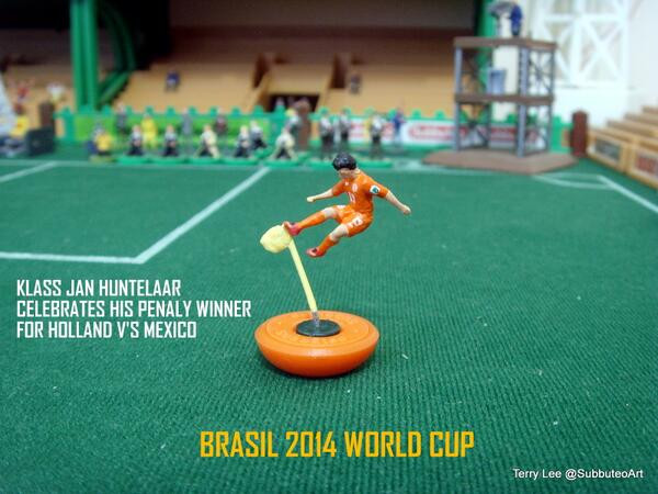 Ảnh chế pha tung cước ăn mừng ấn tượng của Huntelaar ảnh 4