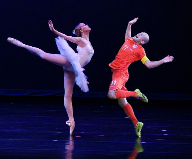 Arjen Robben bị chế ảnh hài hước vì pha ngã “kiếm” phạt đền ảnh 1