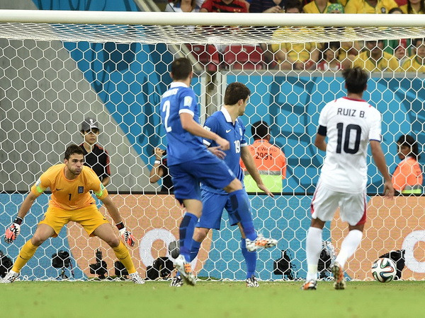 Ảnh động cú dứt điểm khiến thủ môn Hy Lạp đứng chôn chân ảnh 1