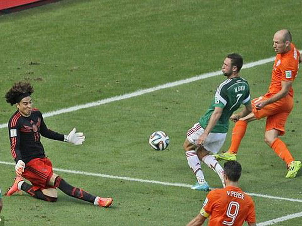 Ochoa đau khổ khi nhận danh hiệu Cầu thủ xuất sắc nhất trận ảnh 2