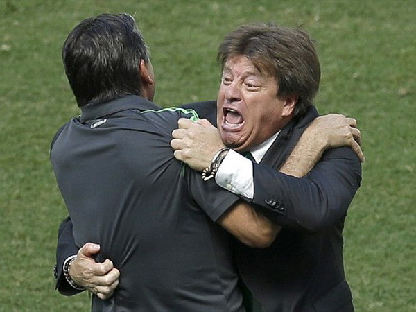 Huấn luyện viên Mexico đòi đuổi trọng tài vì cú ngã của Robben ảnh 1