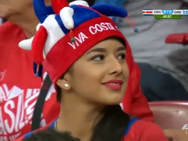 Ảnh động fan nữ xinh đẹp của Costa Rica nhí nhảnh trên khán đài ảnh 1