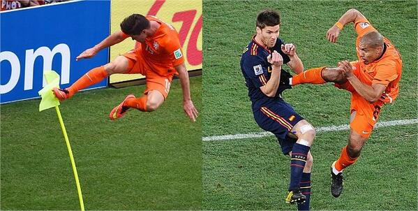 Ảnh chế pha tung cước ăn mừng ấn tượng của Huntelaar ảnh 2