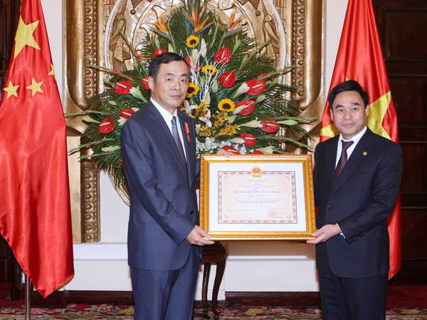 Tặng Huân chương cho Đại sứ Trung Quốc tại Việt Nam ảnh 1