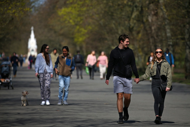 Người dân đi bộ trong một công viên tại London, Anh. (Ảnh: AFP/TTXVN) Dịch COVID-19: Anh ghi nhận số ca tử vong cao nhất kể từ tháng 3 ảnh 1