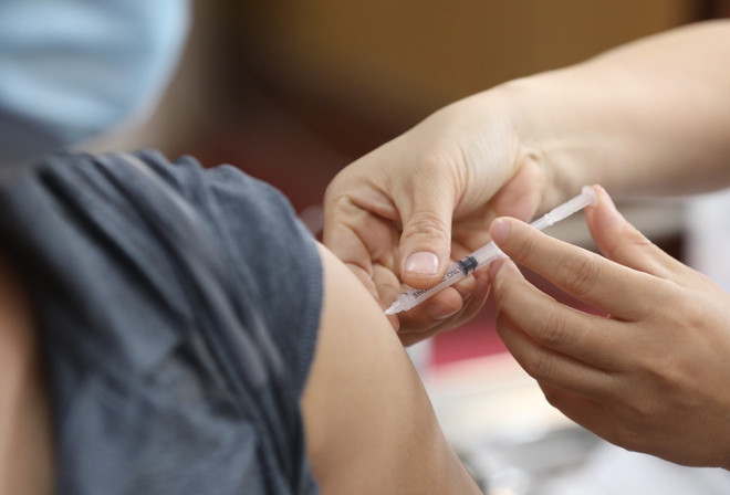 Ảnh minh họa. (Ảnh: Minh Quyết/TTXVN) TP.HCM triển khai tiêm vaccine cho người dân sau 18 giờ hằng ngày ảnh 2