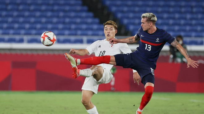 U23 Nhật Bản (áo trắng) và tứ kết sau khi thắng đậm U23 Pháp. (Nguồn: AFC) Xác định xong 8 đội bóng vào tứ kết môn bóng đá nam Olympic Tokyo 2020 ảnh 1