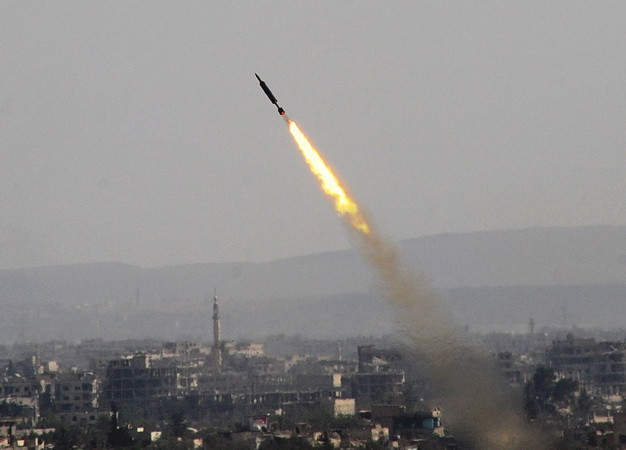 Tên lửa được phóng bởi quân đội Syria ở Đông Ghouta ngày 7/4. (Nguồn: THX/TTXVN) Đại sứ Nga: Mọi tên lửa của Mỹ nhằm vào Syria sẽ bị đánh chặn ảnh 1