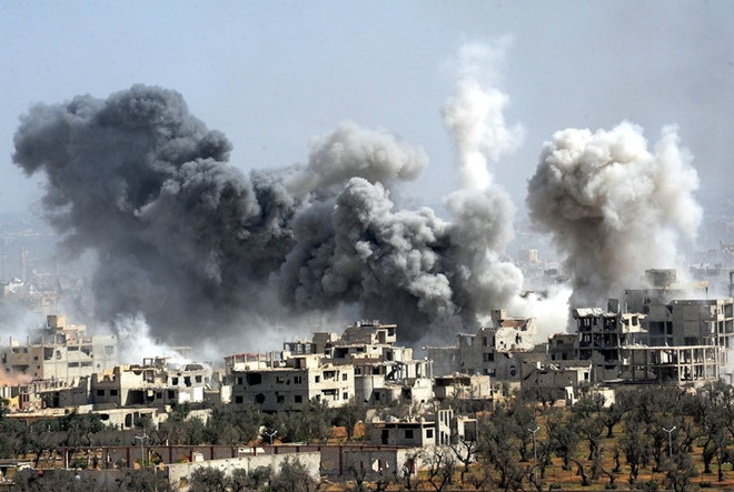 Khói bốc lên sau khi quân đội Syria tấn công vào Douma, Đông Ghouta ngày 7/4. (Nguồn: THX/TTXVN) Syria: Hàng chục nghìn người vẫn đang mắc kẹt ở Douma ảnh 1