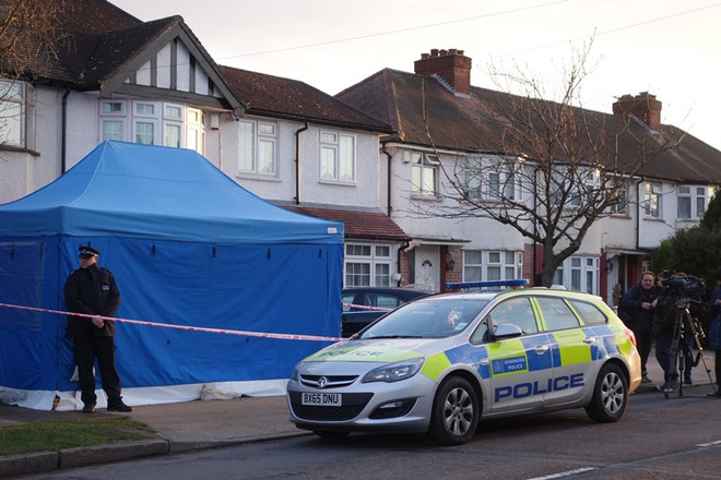 Cảnh sát điều tra tại khu vực nơi ở của doanh nhân người Nga Nikolai Glushkov tại London ngày 13/3. (Nguồn: AFP/TTXVN) Nga yêu cầu họp với Cảnh sát trưởng của thành phố London ảnh 1