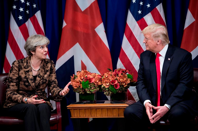 Tổng thống Mỹ Donald Trump (phải) và Thủ tướng Anh Theresa May trong cuộc gặp tại New York, Mỹ ngày 20/9/2017. (Nguồn: AFP/TTXVN) Mỹ, Anh nhất trí không cho phép sử dụng vũ khí hóa học tại Syria ảnh 1