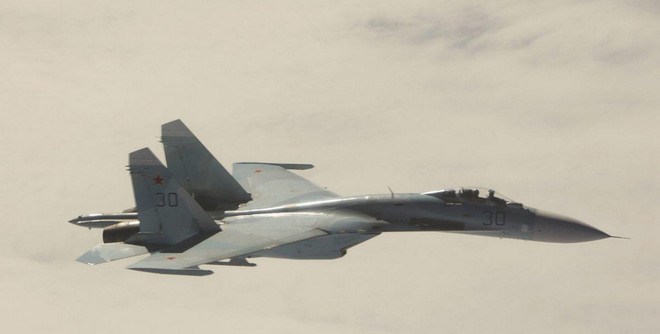 Máy bay Su-27 của Không lực Liên bang Nga. Ảnh minh họa. (Nguồn: AP/TTXVN) Máy bay chiến đấu Nga bay sát tàu chiến Pháp tại Địa Trung Hải ảnh 1