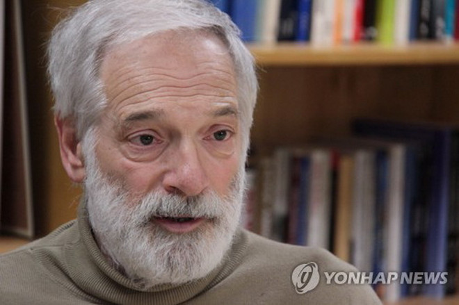 Ông Robert Gallucci, Chủ tịch Viện nghiên cứu Mỹ-Triều thuộc Trường Đại học Johns Hopkins ở Washington D.C. (Nguồn: Yonhap) Hàn Quốc ngừng tài trợ cho Viện nghiên cứu Mỹ-Triều tại Mỹ ảnh 1