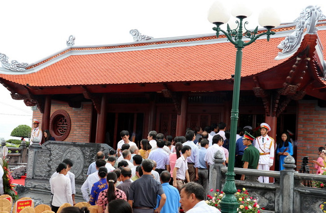 Dâng hương tưởng niệm Chủ tịch Hồ Chí Minh tại tỉnh Thái Bình ảnh 1