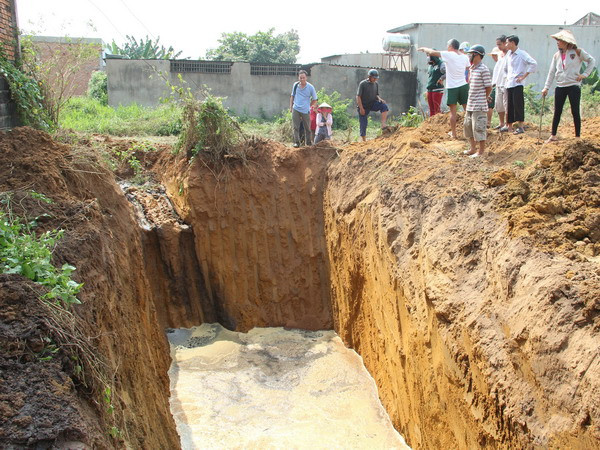 Đồng Nai bắt quả tang doanh nghiệp chôn bùn rác gần khu dân cư ảnh 1