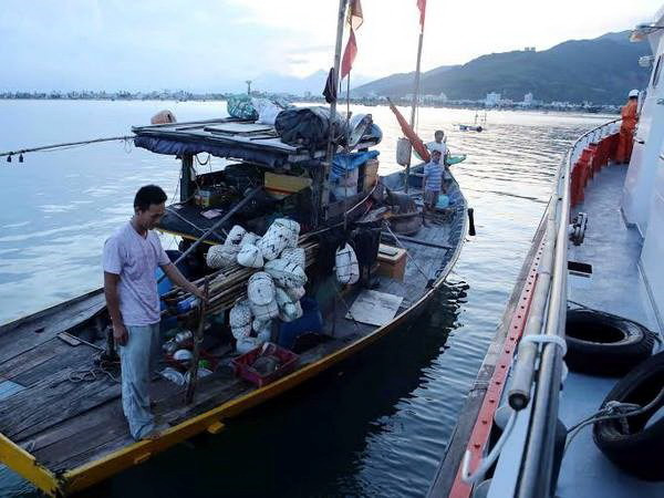 Lai dắt thành công tàu chở khách gặp sự cố về đảo Phú Quý ảnh 1