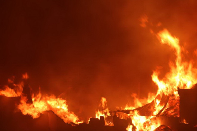 Thanh Hóa: Cháy lớn tại siêu thị, ngọn lửa suýt lan sang cây xăng ảnh 1