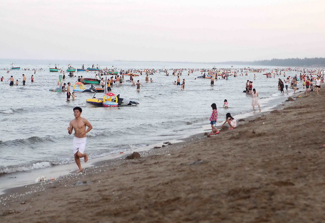 Tìm thấy thi thể học sinh thứ ba bị sóng cuốn ở biển Cửa Lò ảnh 1