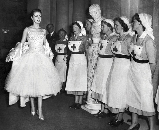 Một buổi ra mắt bộ sưu tập mới của Christian Dior Tìm hiểu lịch sử hình thành xu hướng thời trang trên thế giới ảnh 1