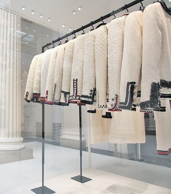 Khu trưng bày những chiếc áo khoác bằng vải tweed lừng danh của Coco Chanel, một trong những thiết kế rất quan trọng trong lịch sử thời trang Tìm hiểu lịch sử hình thành xu hướng thời trang trên thế giới ảnh 6