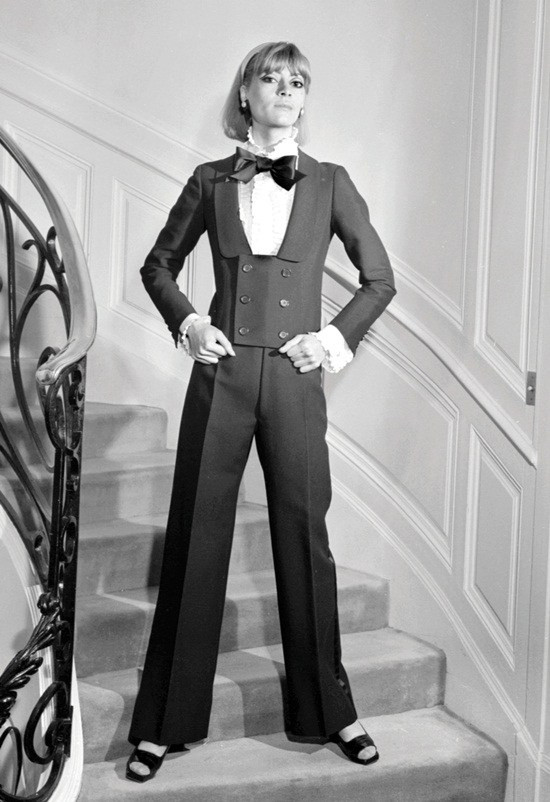 Nhà thiết kế Yves Saint Laurent đã có công trong việc mang thiết kế tuxedo của nam giới vào lãnh địa thời trang nữ Tìm hiểu lịch sử hình thành xu hướng thời trang trên thế giới ảnh 7