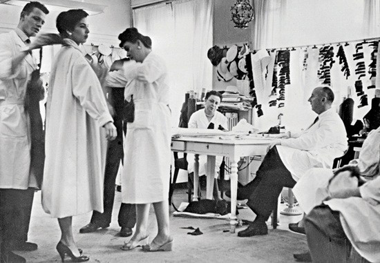 Nhà thiết kế Christian Dior (ngồi bên phải) làm việc cùng những người thợ tại xưởng may của mình Tìm hiểu lịch sử hình thành xu hướng thời trang trên thế giới ảnh 3