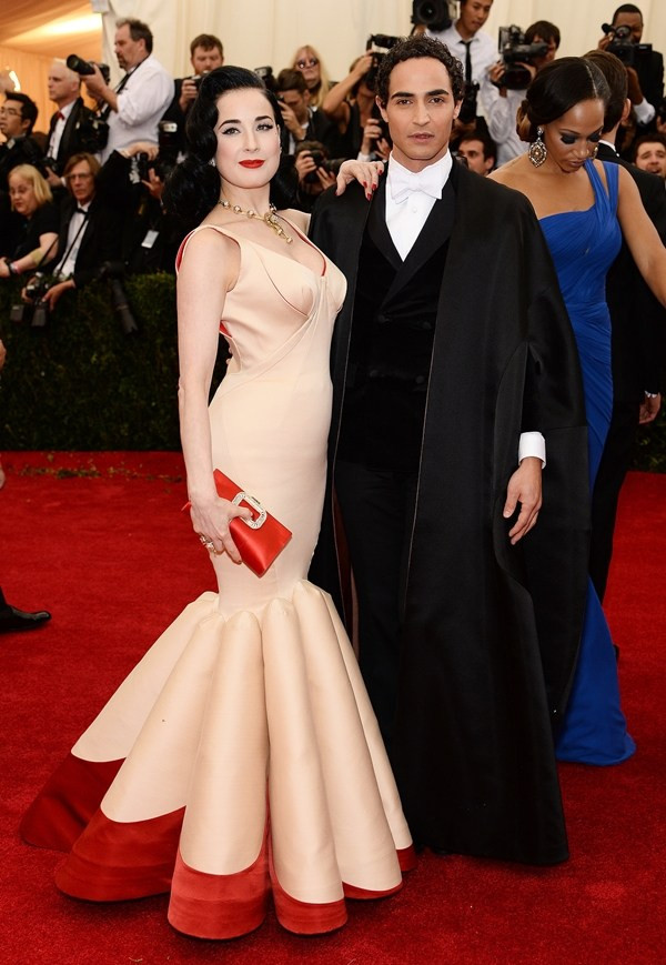 Những bộ cánh lừng lẫy trên thảm đỏ Met Gala bốn năm qua ảnh 1