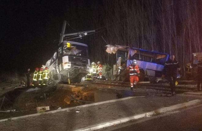 Xe buýt chở học sinh đâm vào tàu hỏa, 23 người thương vong ảnh 1