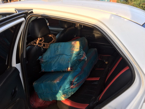 Phương tiện cùng tang vật bị bắt giữ. (Ảnh: Quang Thái/TTXVN) Taxi chở 300kg pháo chạy trốn công an tông vào xe đầu kéo ảnh 2