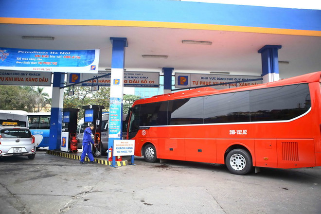 (Ảnh: Minh Quyết/TTXVN) Petrolimex công bố giá bán dầu Diesel tiêu chuẩn euro V ảnh 1