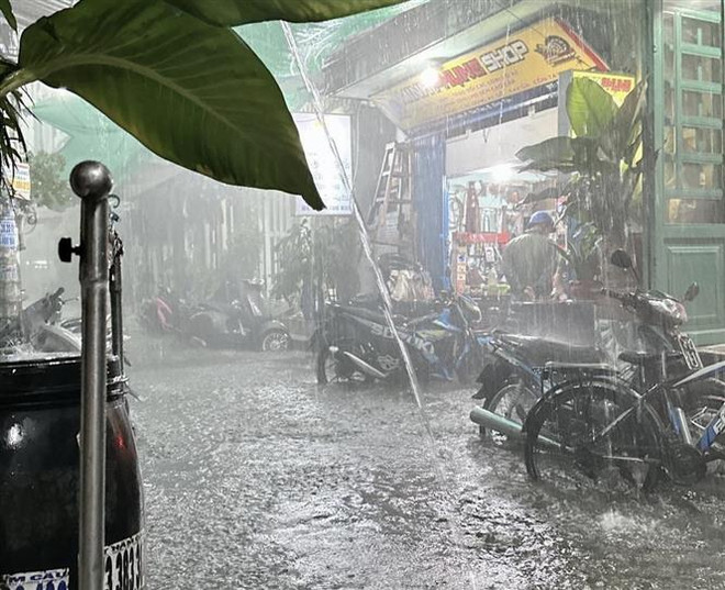 TP.HCM: Mưa lớn ngập đường phố, giao thông hỗn loạn giờ tan tầm ảnh 2