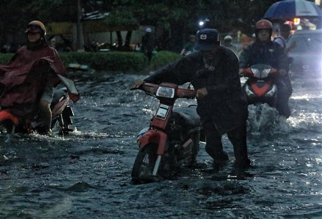 TP.HCM: Mưa lớn ngập đường phố, giao thông hỗn loạn giờ tan tầm ảnh 1