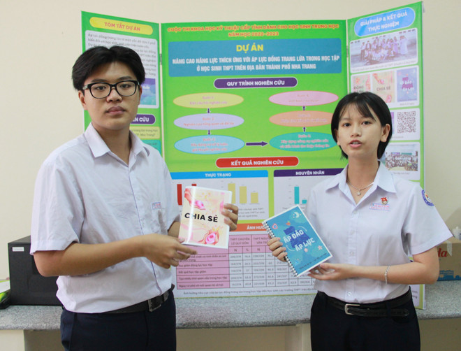 Hai học sinh với đề tài khoa học giúp giảm áp lực trong học tập ảnh 1